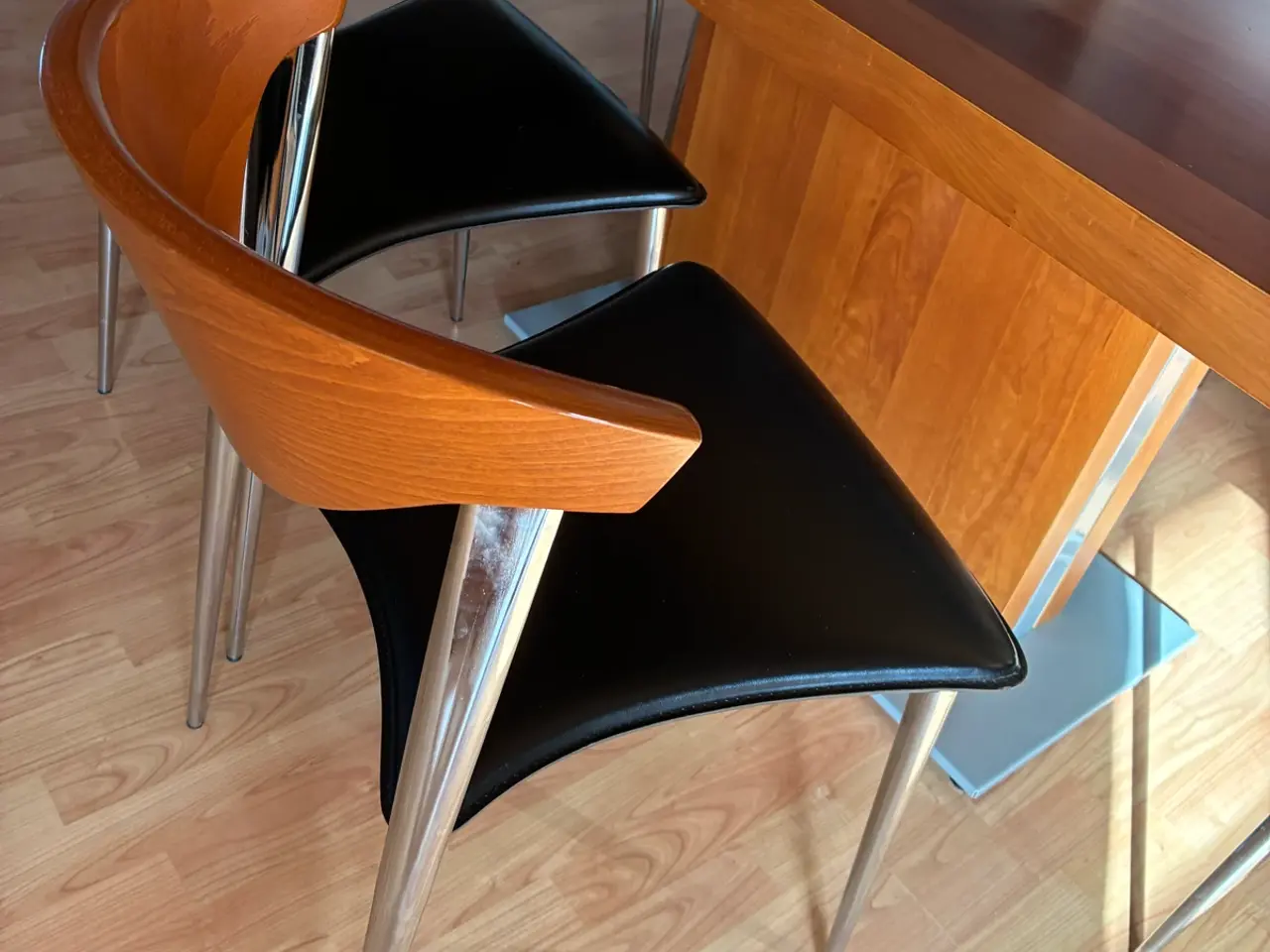 Billede 4 - BoConcept spisebord inkl stole