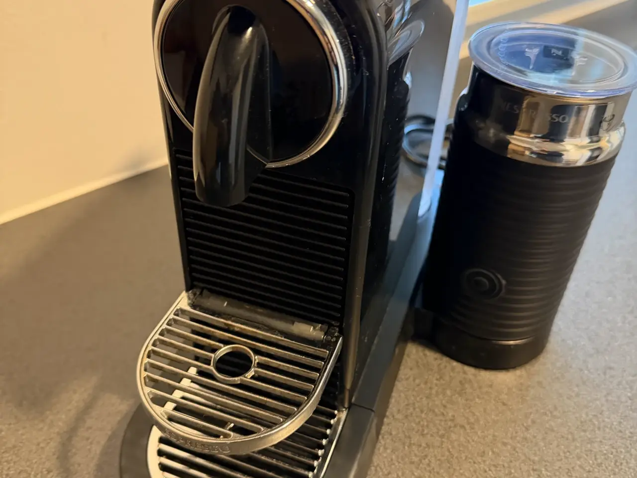 Billede 2 - Nespresso kapsel kaffemaskine sort med mælkeskumme
