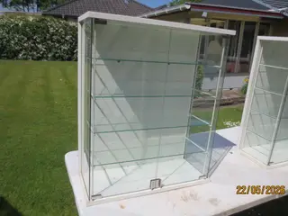 2 stk Vitrineskabe med 4 Glashylder