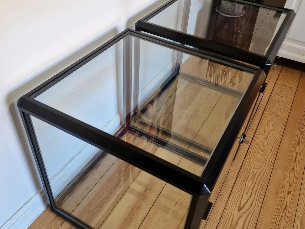 Billede 2 - 2 stk Store firkantede glasmontre.