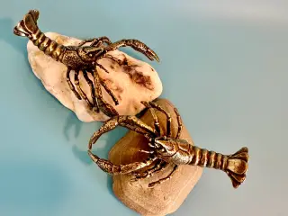 To vintage krebsfigurer af messing sælges