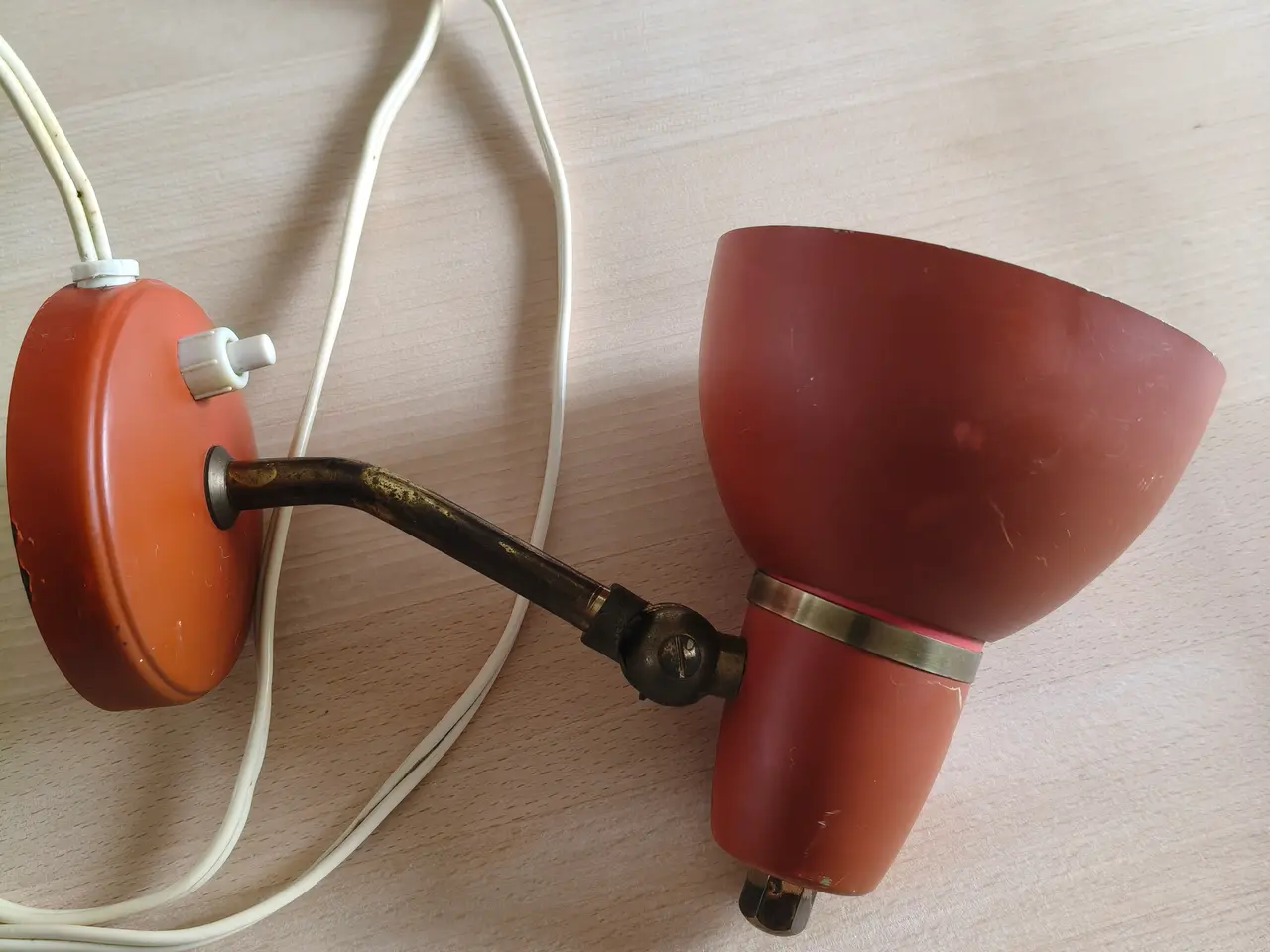Billede 4 - Antik tomatrød sengelampe med messing fod
