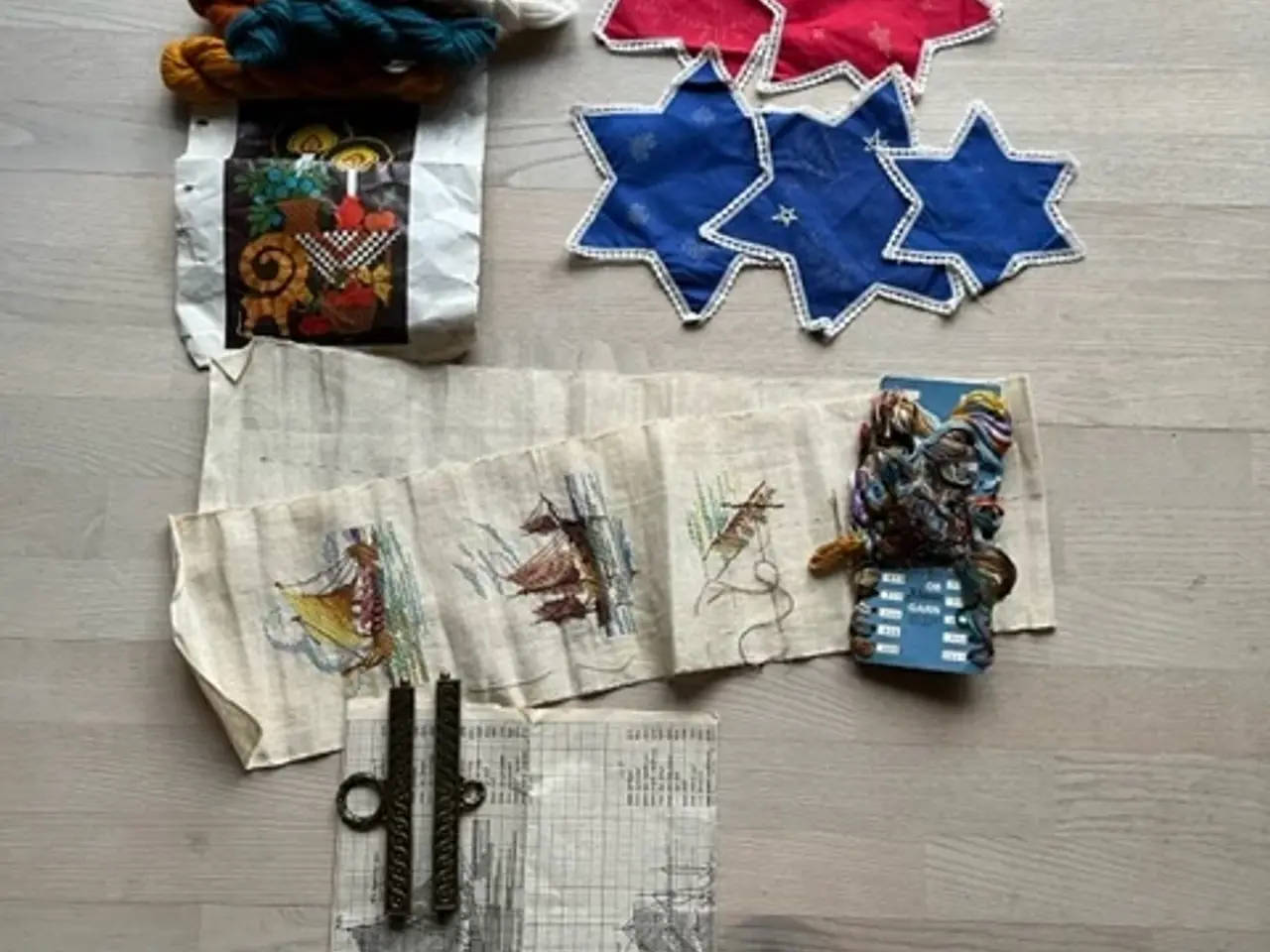 Billede 1 - Broderier, nogle påbegyndte 
