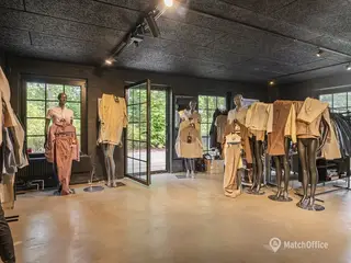 Eksklusiv Showroom-/kontorlejemål i nordsjælland tæt Allerød centrum og station samt kort aftand til motorvejen!<br>