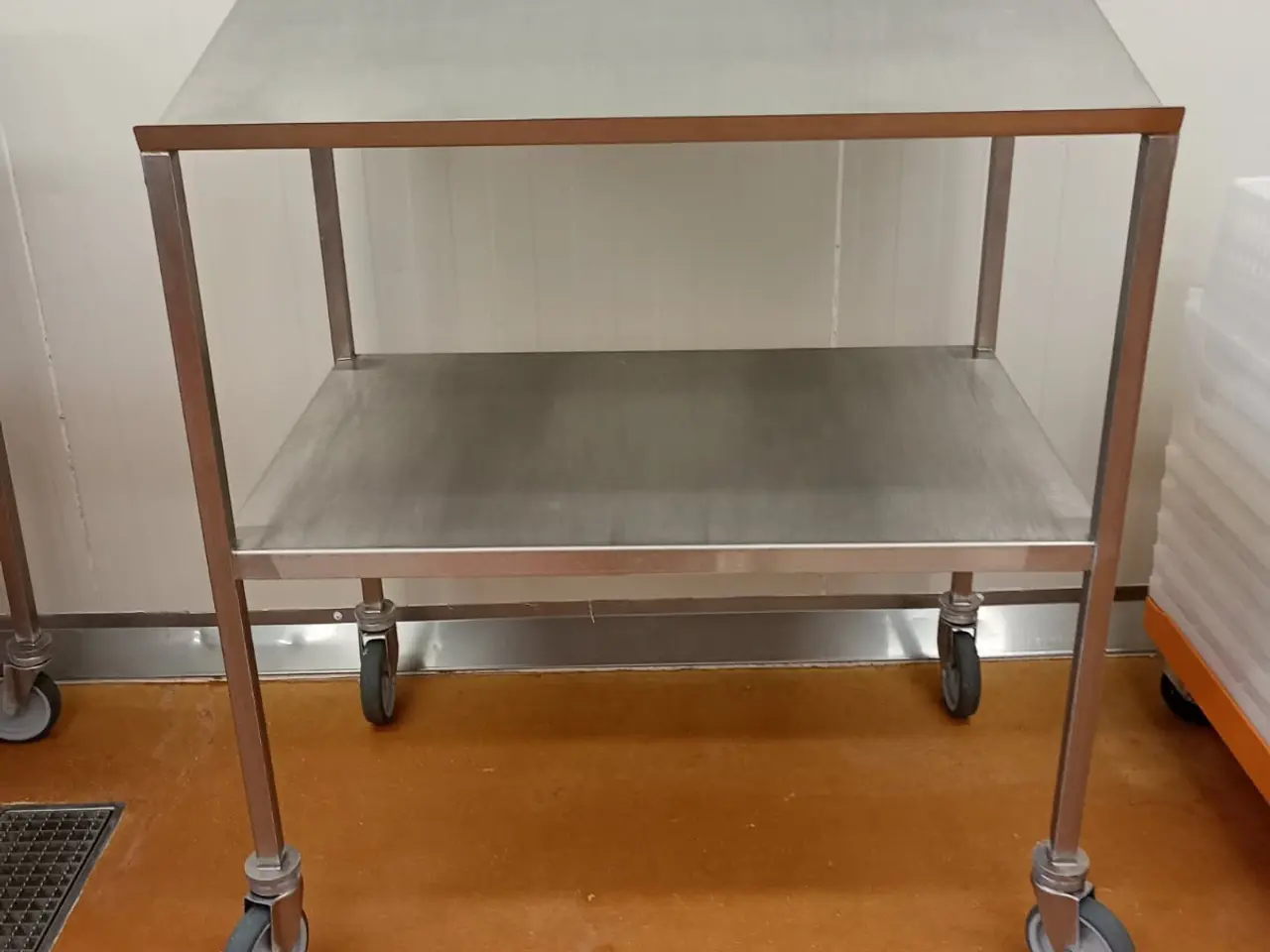 Billede 1 - Bord med skrå og vandret hylde på hjul