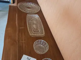 7 glasfade og glasskåle i forskellige designs