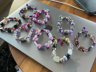Nye knyttede armbånd