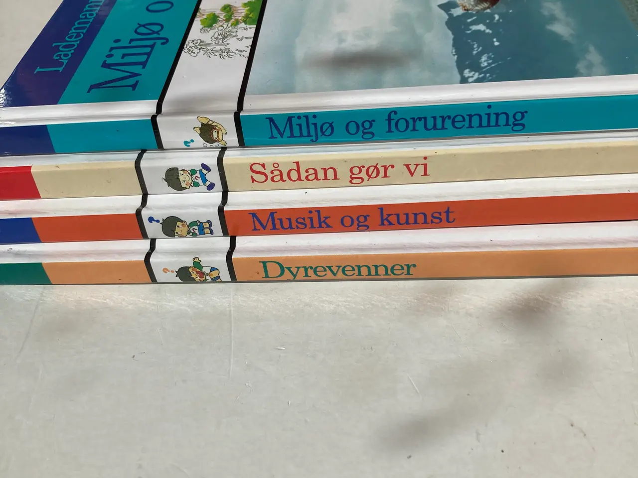 Billede 2 - Lademanns børneleksikon, 4 bind, stk. pris.
