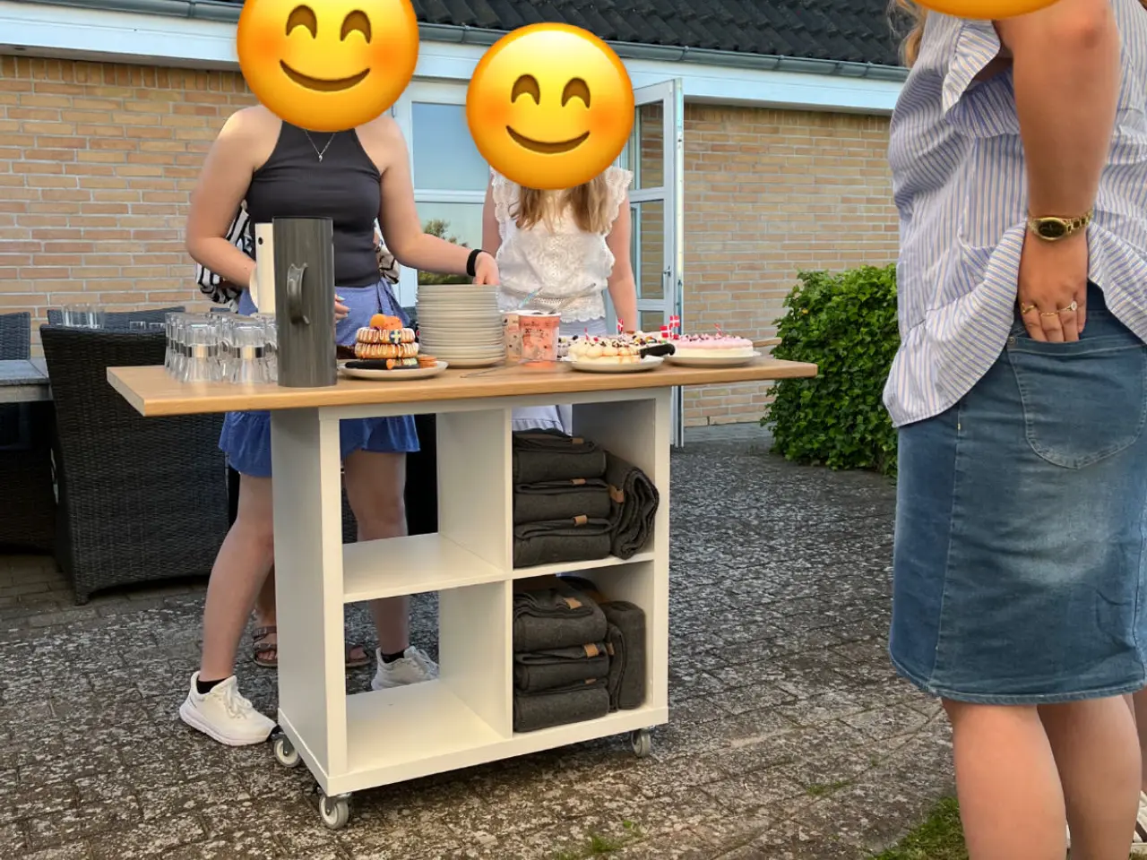 Billede 1 - Buffetbord / køkkenø med hjul