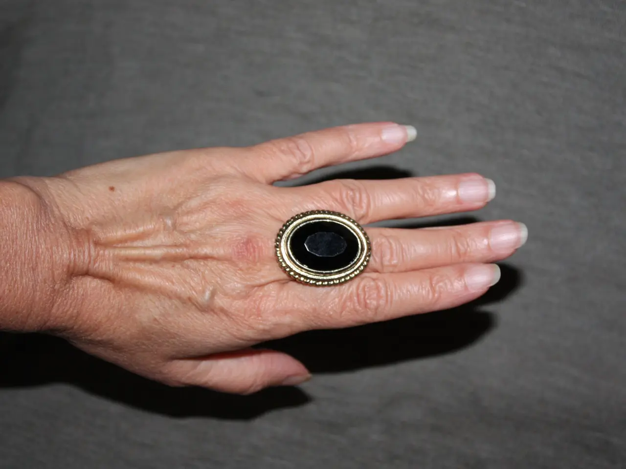 Billede 1 - Ring diam 18 cm ved ikke noget om metal og sten