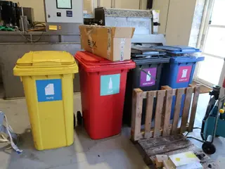 4 stk. skraldespande med indhold