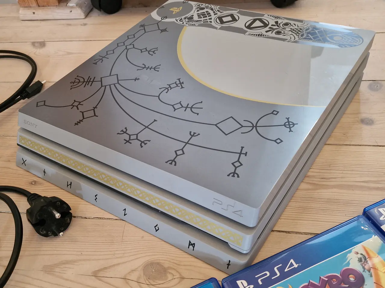 Billede 3 - PlayStation 4 pro GoW Limited Edition
