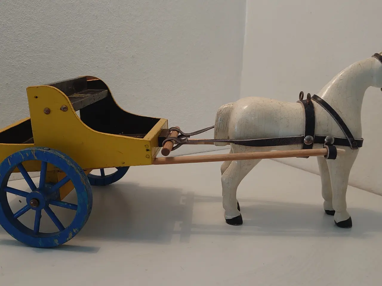Billede 2 - Fængselslegetøj? Hvid hest med vogn. 1940´erne.