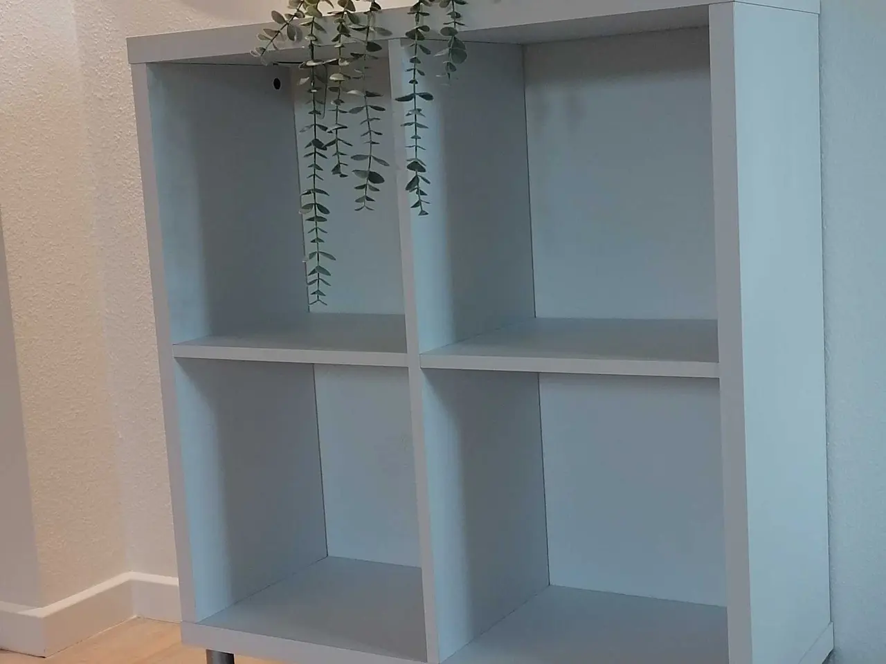 Billede 3 - Rumdeler hvid på ben