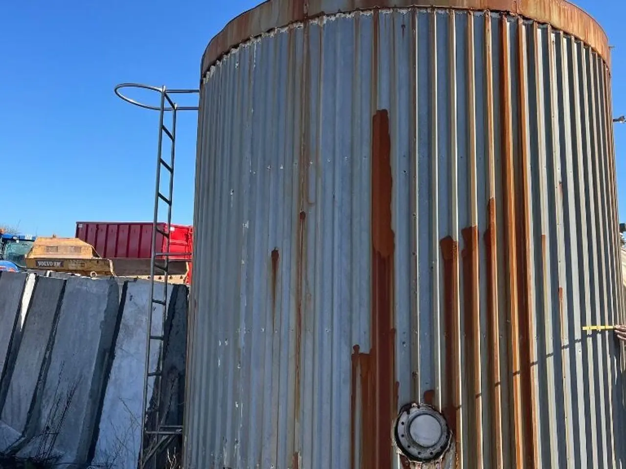 Billede 2 - Rustfri tank Isoleret opretstående på rustfri fødder.