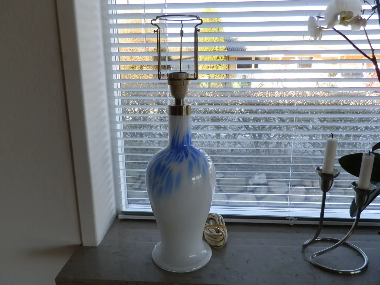 Billede 1 - Stor hvid/blå Royal Copenhagen bordlampe