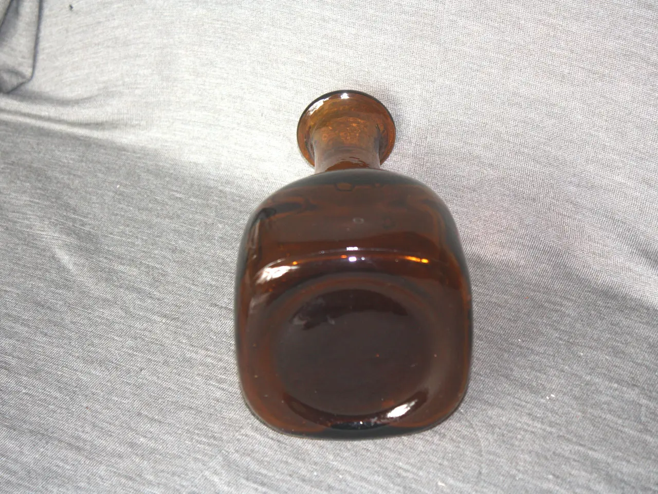 Billede 3 - Brun glas vase / karaffel 21 cm