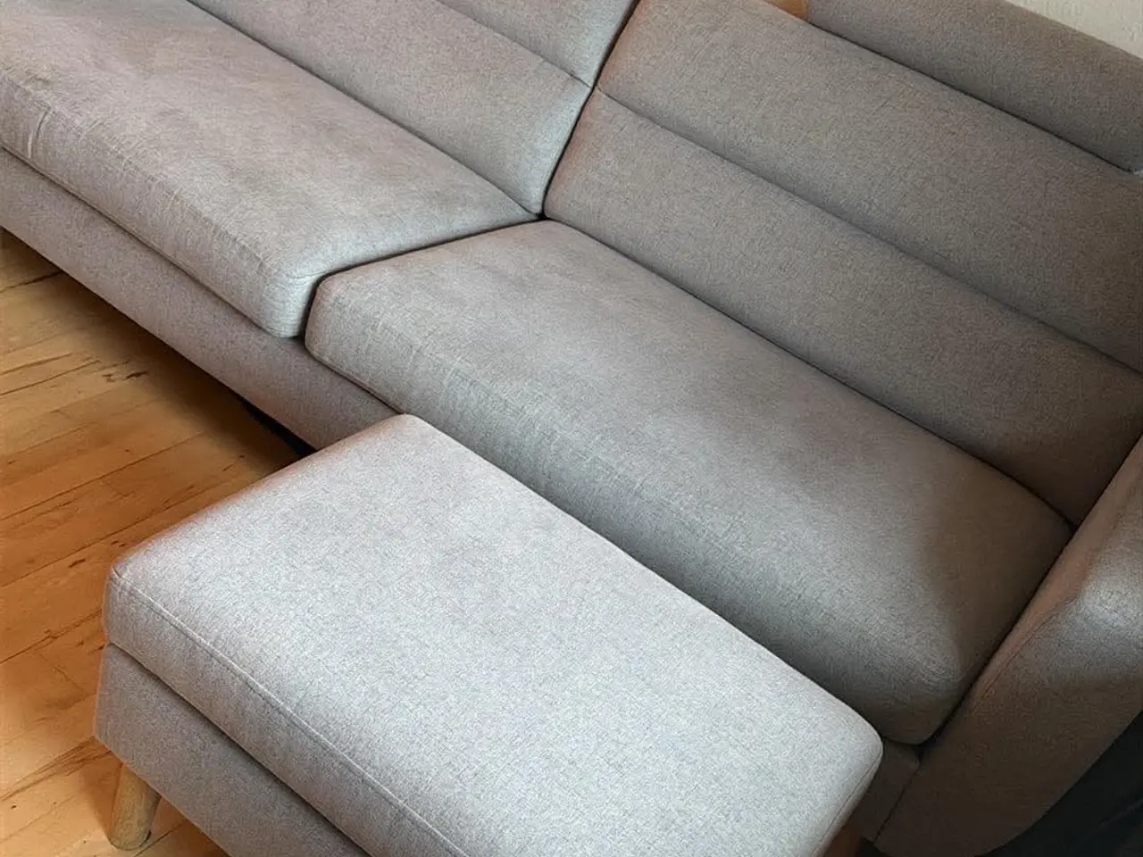 Billede 2 - Grå sofa med puf