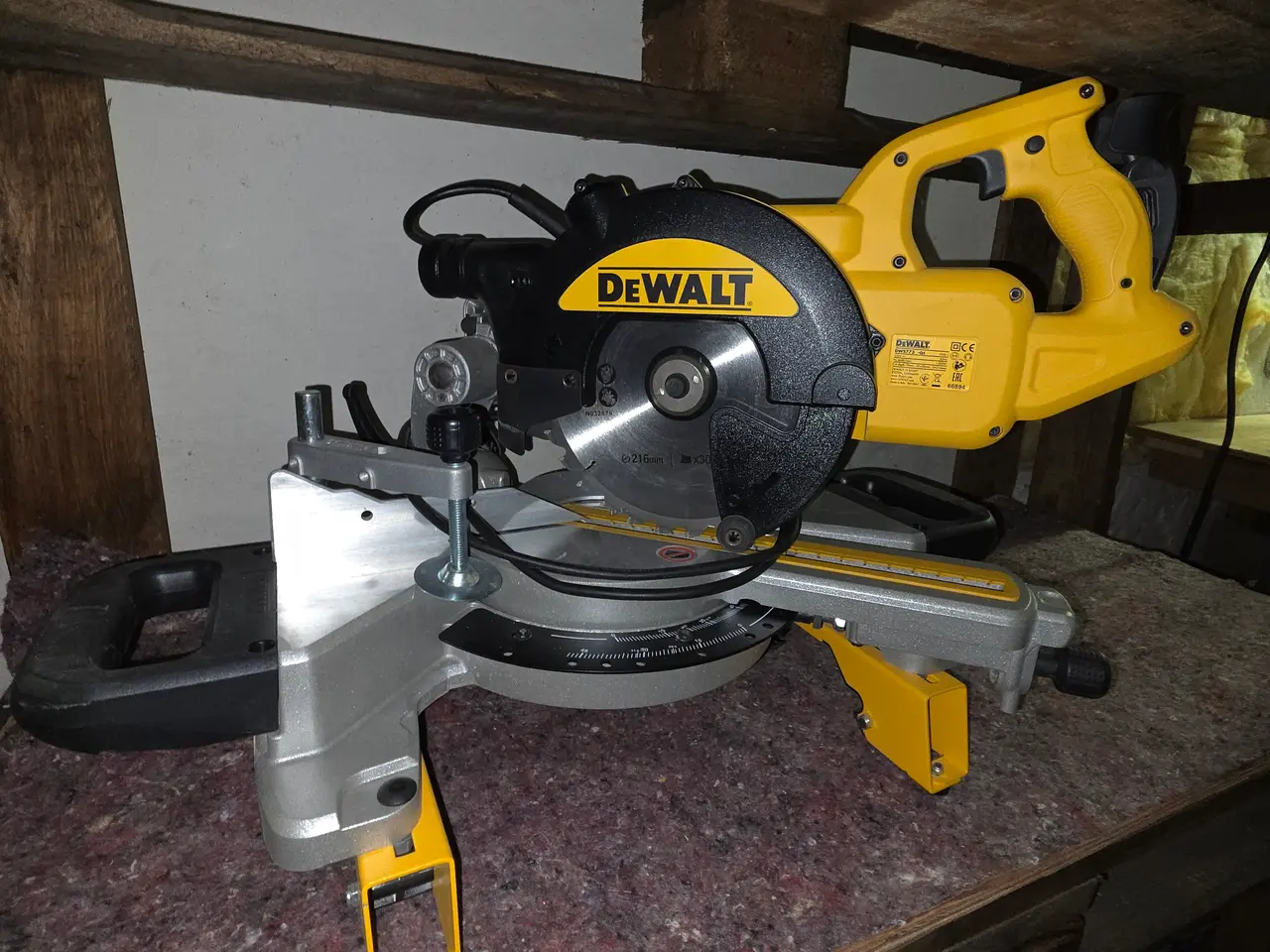 Billede 4 - DeWalt DWS773-QS kap-/geringssav og DeWalt DE7033-