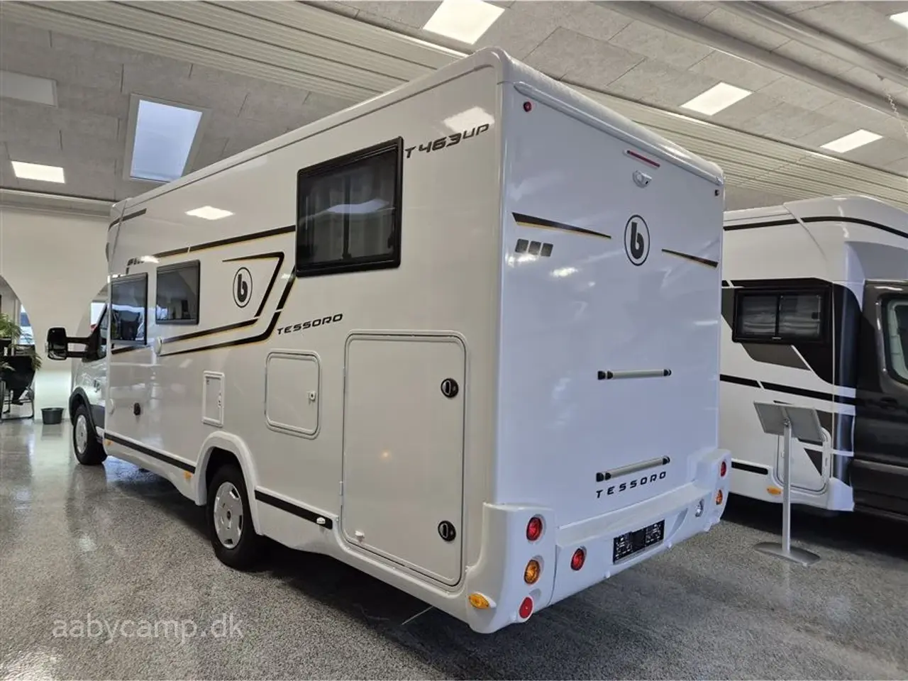 Billede 3 - 2026 - Benimar Tessoro 463 Automatgear. Dieselfyr. 12V kompressor køl. 200W solcelle. Markise. Tv. 5 selepladser. Batteri. Helårsdæk. p-sensor for og bag. Bakkamera.