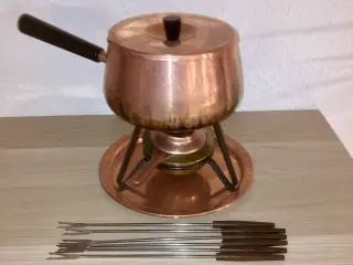 Fonduesæt i kobber sælges. 
