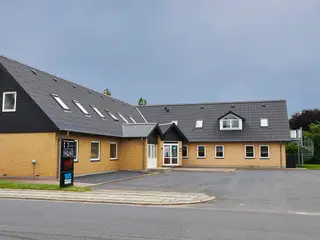 Erhvervslokaler i Holstebro med egen indgang og parkering ved ejendommen.