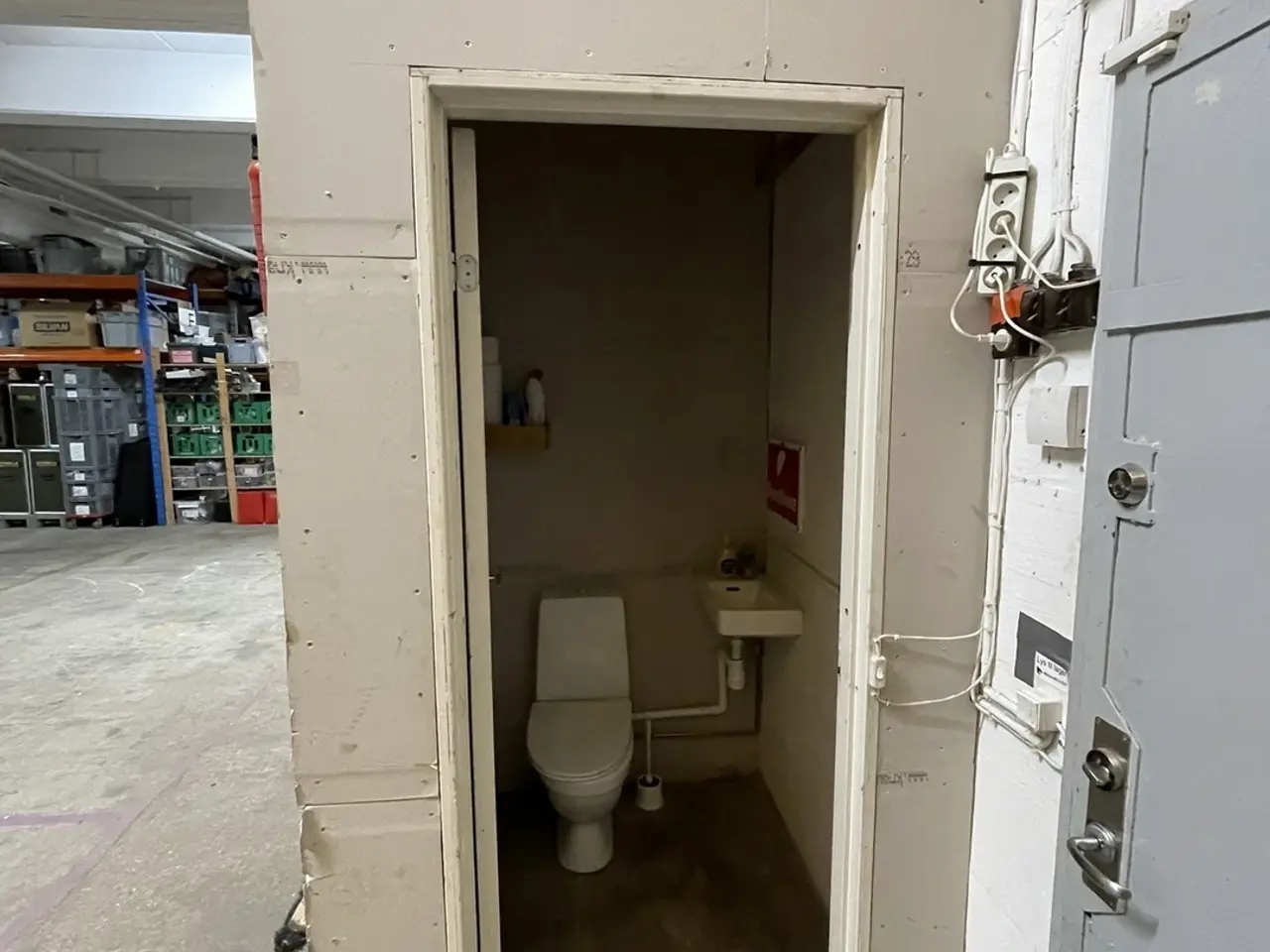 Billede 18 - Højloftet lagerlokale med vareelevator til gadeplan