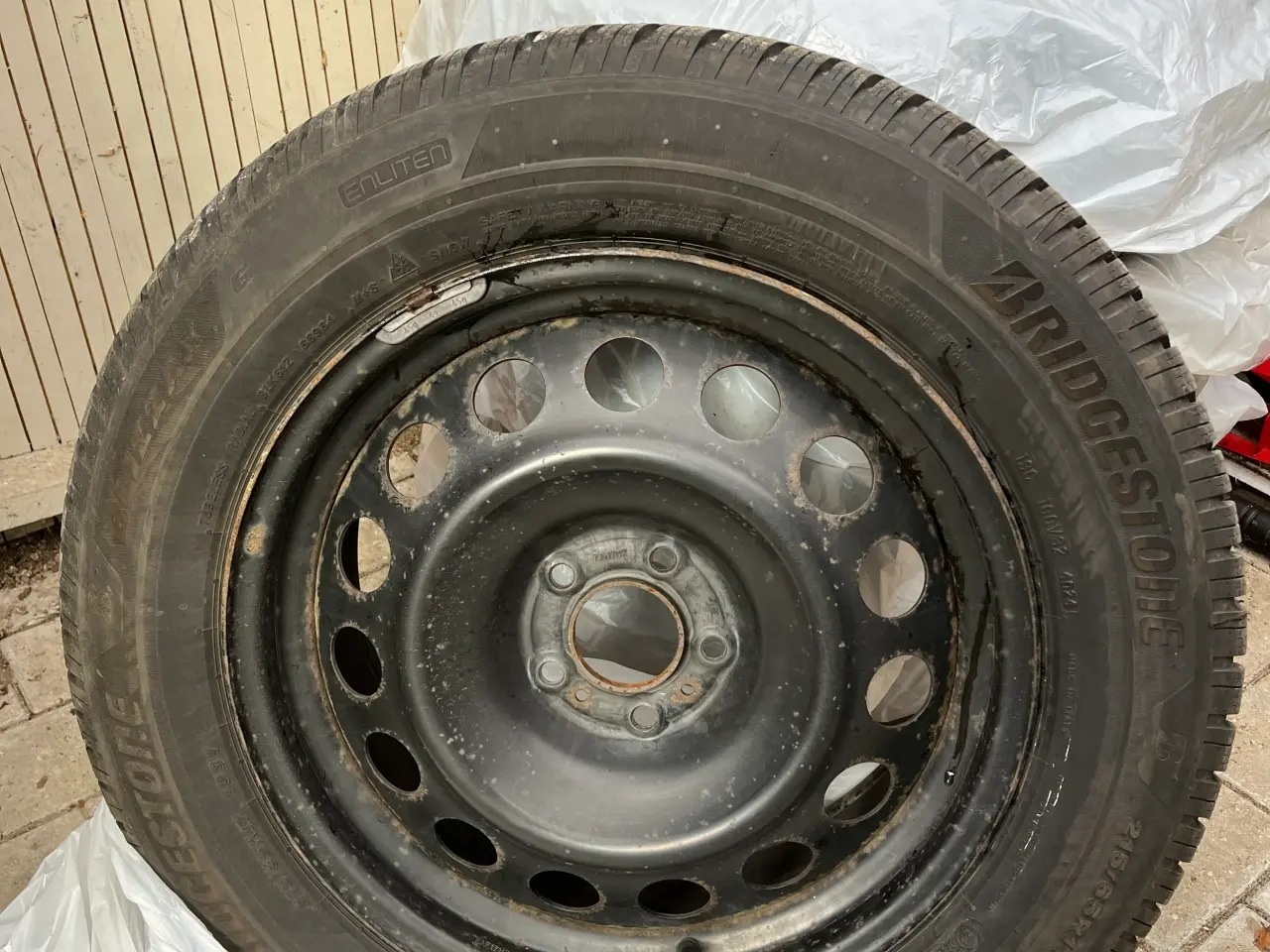 Billede 3 - Vinterdæk på stålfælge. Har kun kørt 5000km.