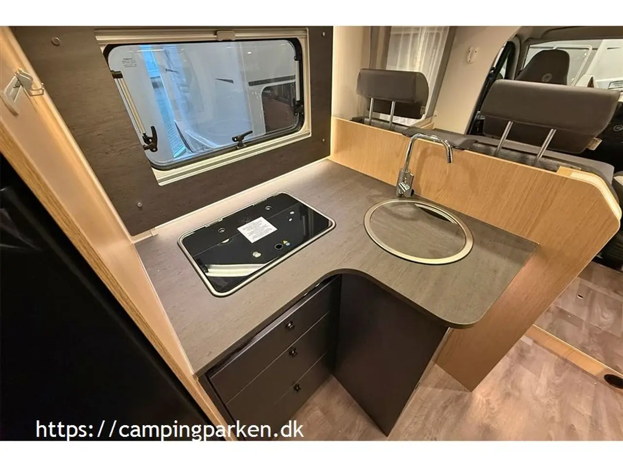 Billede 6 - 2026 - SunLight   Sunlights populære model med enkeltsenge, Adaptiv fartpilot, automatgear og sænkeseng