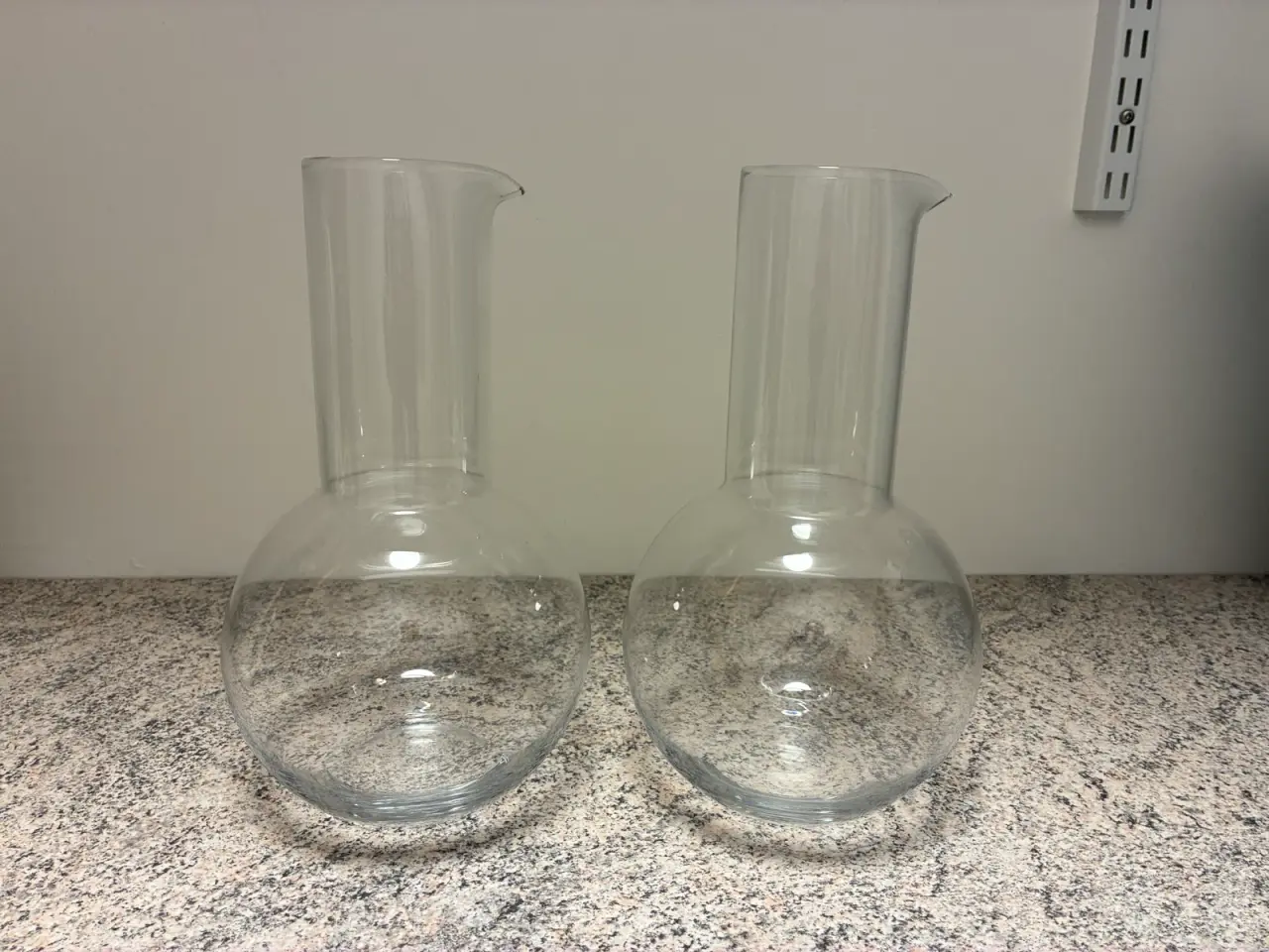 Billede 1 - 2 stk. karafler, H 26 cm. 
