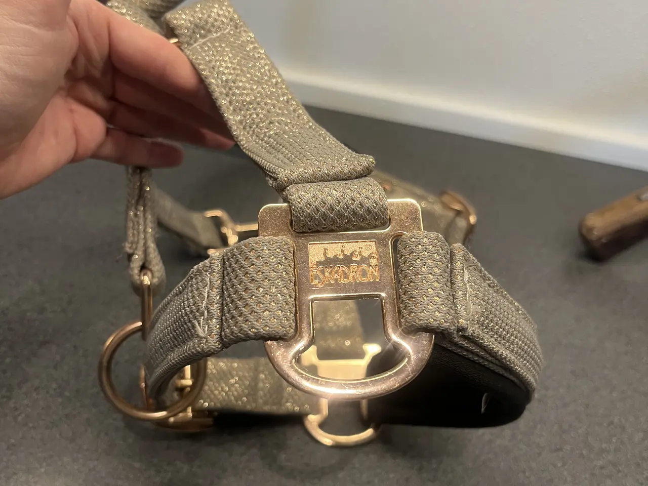 Billede 12 - To Eskadron grimer i beige – én med glitterdetalje