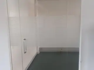 Hærdet glasplader til afskærmning.