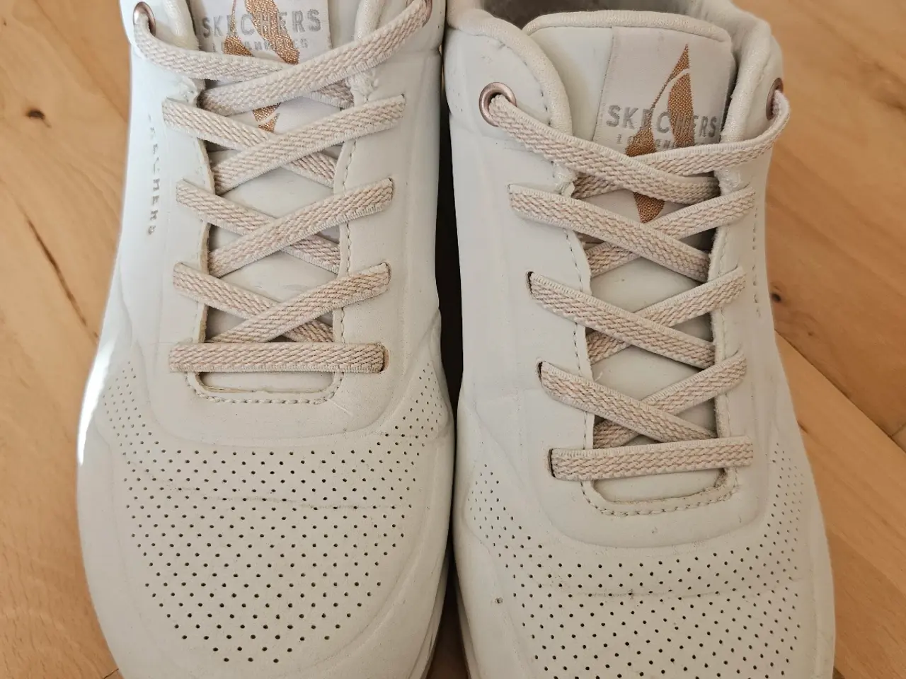 Billede 3 - HVIDE SNEAKERS FRA SKECHERS