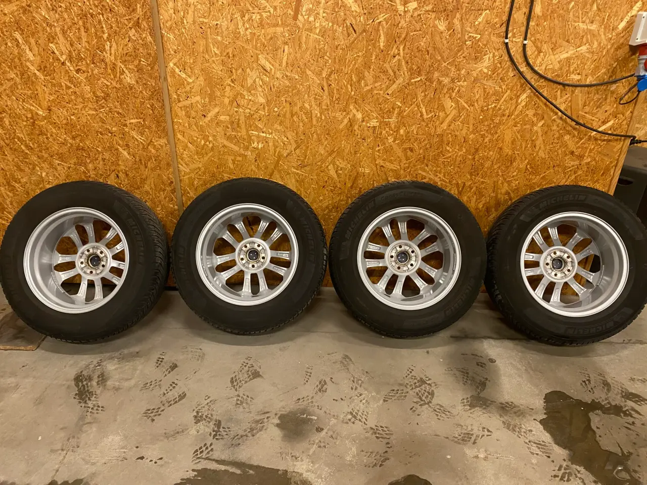 Billede 2 - Ford Kuga Original 17" med Michelin Helårsdæk
