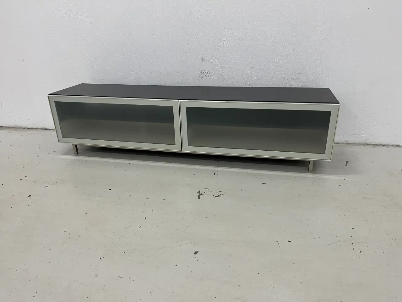 Billede 3 - Boconcept TV/media skænk i sort og med 2 skuffer.