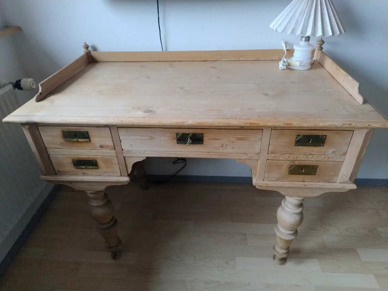 Billede 1 - Skrivebord, afsyret fyrretræ med messing