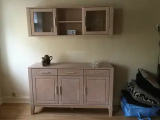 Skænk med overskab/vitrine