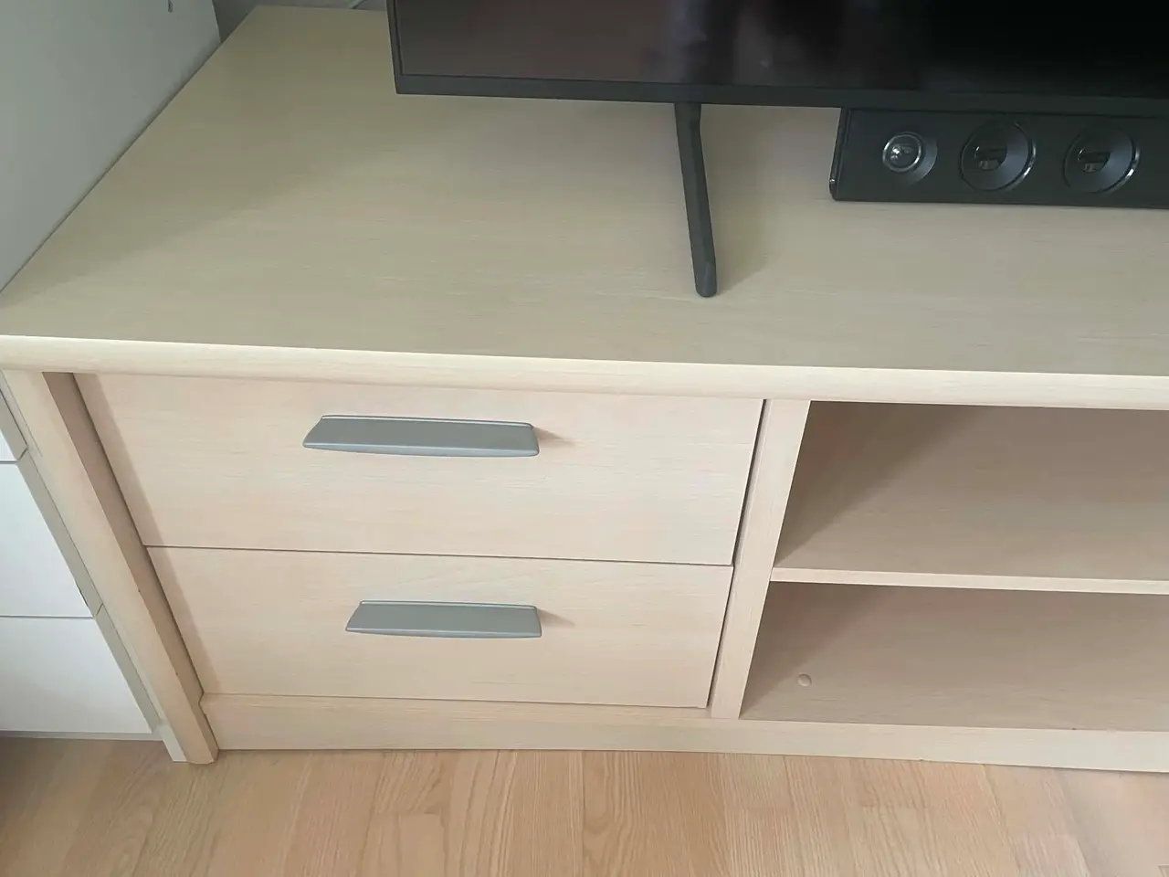 Billede 4 - Langt tv-bord / kommode med god opbevaringsplads