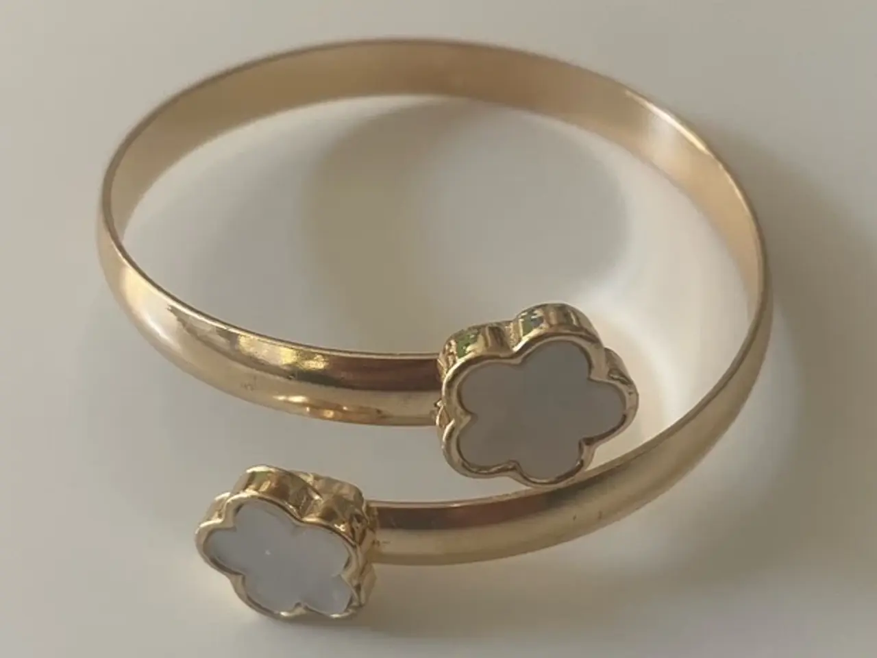 Billede 1 - * Lækker armring - med sort/hvidt blomsterdesign