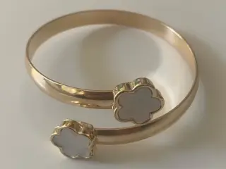 * Lækker armring - med sort/hvidt blomsterdesign