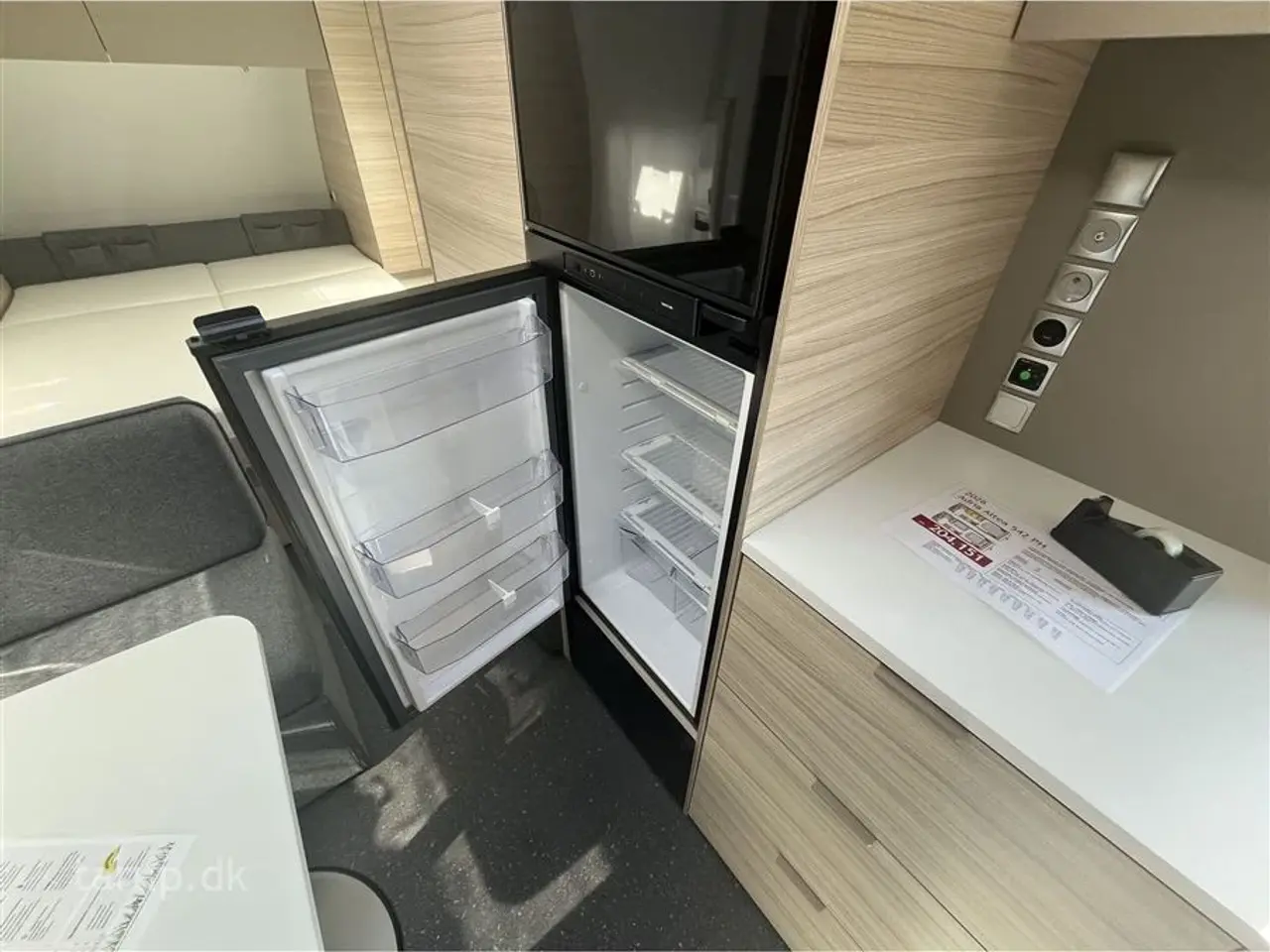 Billede 12 - 2026 - Adria Altea 542 PH   Fritstillet dobbeltseng, glatte glasfibersider, frontkøkken, side-siddegruppe, myggenetsdør, blæservarme, el-gulvvarme, stabilisator