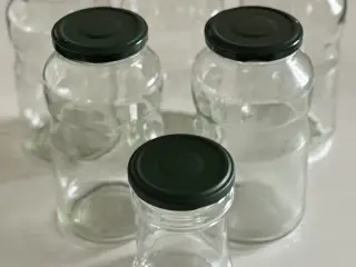 Glas med grønne skruelåg