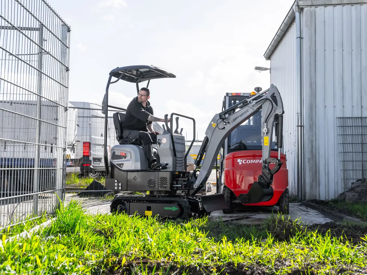 Billede 10 - Bobmaster Plus diesel minigraver - 970 kg med drejearm og justerbar undervogn, inkl. skovlsæt