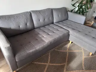 Flot og velholdt 3-personers chaiselongsofa fra JY