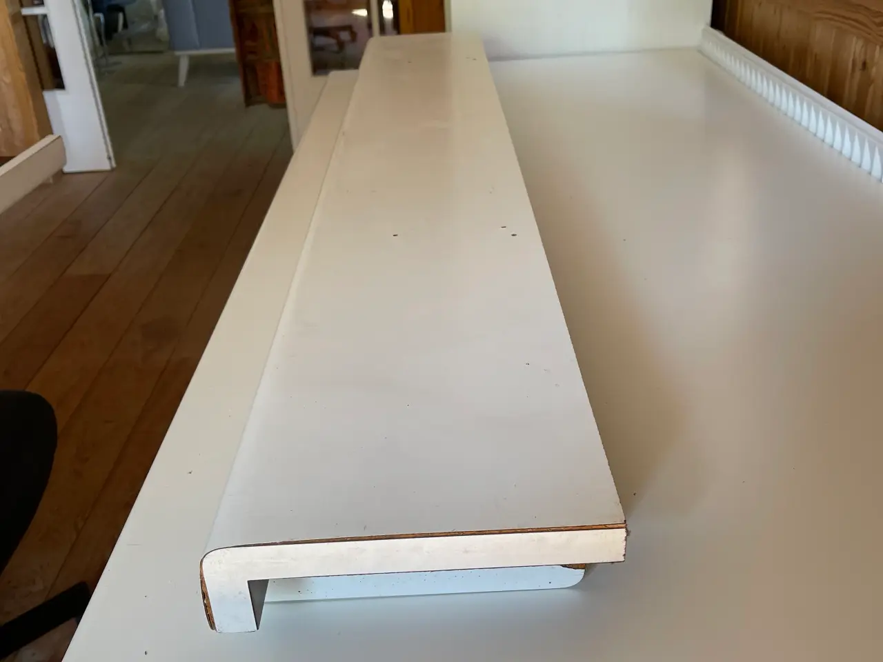 Billede 2 - Hvide hylder m bukket forkant