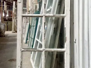 Klassisk 6-ruders vinduesramme m. blæst glas