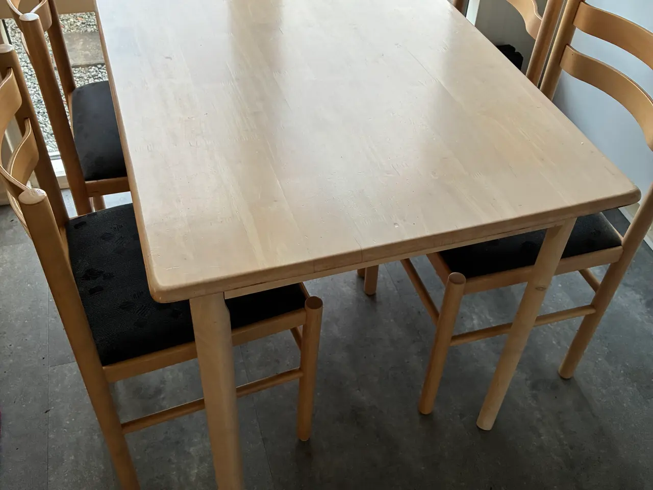 Billede 2 - Spisebord og 4 stole