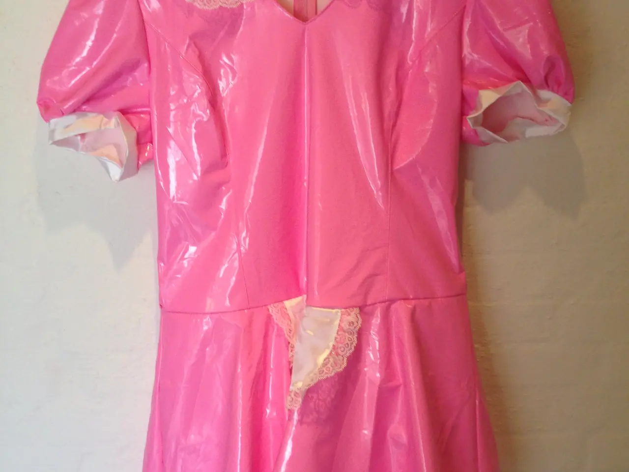 Billede 1 - Stuepigeuniform i pink lak, str. XL......NY PRIS