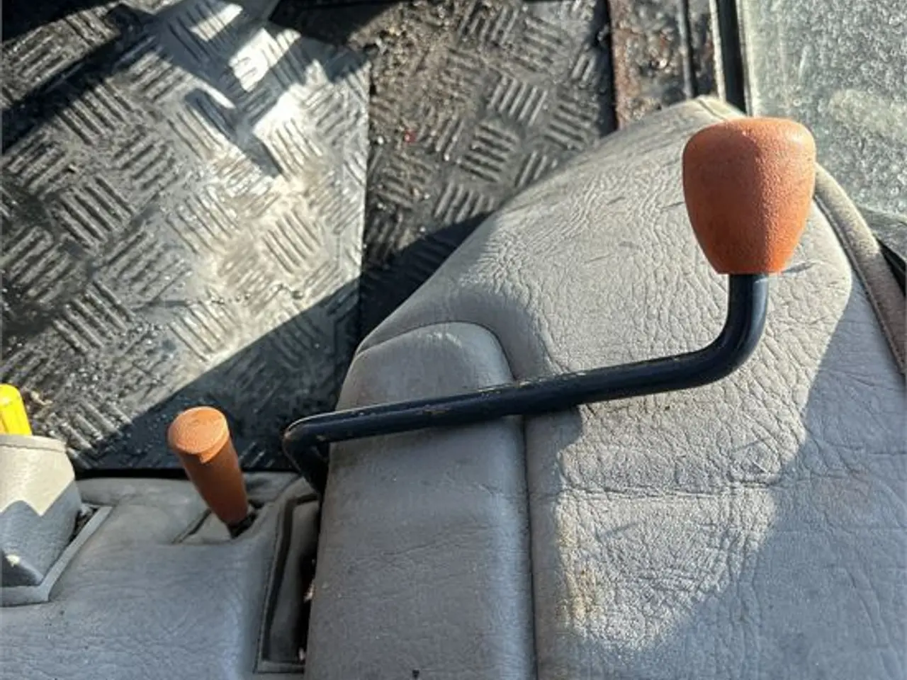 Billede 13 - Massey Ferguson 1523 -Only 375 hours With broom and salt spreder
