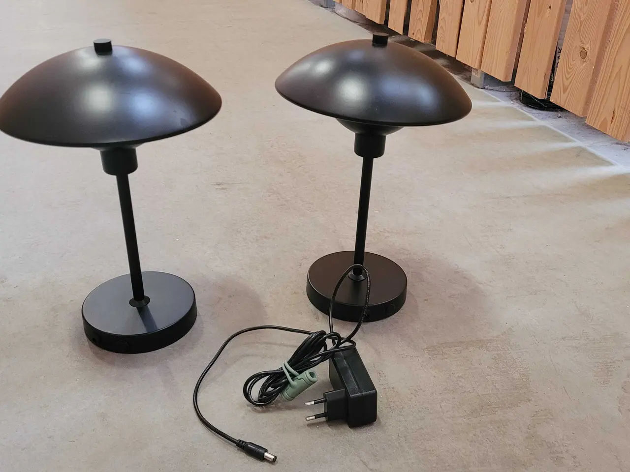 Billede 1 - 2 sorte opladelige bordlamper